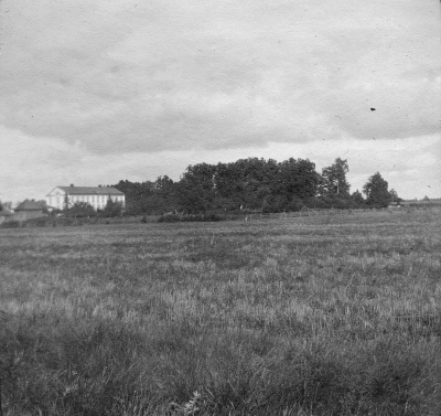 Bilden tagen på baksidan. Lilla byggnaden t. vänster var på 30 - 50 -talet hönshus till herrgården. Andra byggnaden till vänster var vedbod i halva huset och Förråd i andra halvan. På den byggnaden sitter en örn i trä över dörrarna, enligt sägen skall den ha suttit på det hus som Pechlins fru hade till sommarhus ute på tempelön. Hon skall också ha tagit emot sina älskare där ute på ön. Från ön kommer en tupp vandrande mot herrgården. Den tar ett "tuppfjät" varje nyårsnatt och när den kommer fram skall herrgården antingen brinna eller rämna.       Okänd