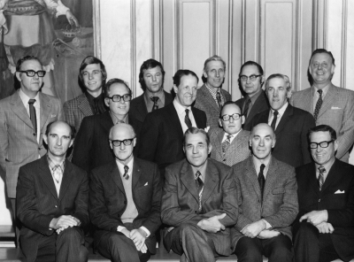 Kommunstyrelsen 1971 - 1973
Sittande från vänster:
Rune Hultqvist ( S )
Bengt Hultquist ( M )
Edvin Svensson ( C )
Harry Svensson ( S )
Sigvard Petersson ( C )
Mittenraden:
Ekonomichef Curt Skännestig
Sten Höglind ( Fp )
Inge Schultz ( S )
Lennart Nilsson ( C )
Bakre raden:
Projekteringsing. Gunnar Ahlin 
Kommunsekreterare Ragnar Christerson
Sven Solinge ( S )
Karl Carlsson ( C )
Harry Karlsson ( C )
Stadsdirektör Björn Lindberg
