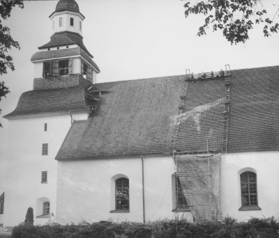 Södra Vi kyrka byggd 1755, på bilden renovering av tak tid okänt.