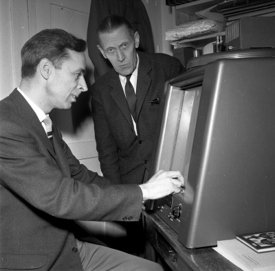 Erik Bond skolöverstyrelsen
Thorvald Eriksson stadsbibliotekarie

Dok.110224/KG