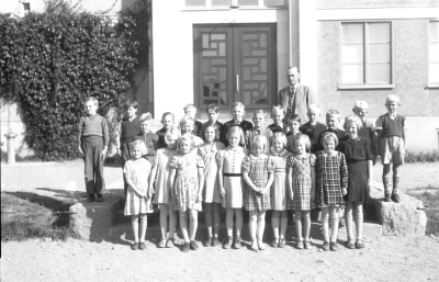 Folkskola Skolklass, Hillert
Flickor från vänster: 1 Thyra Karlsson 2 Ulla Svensson 3 Sonja Peterson 4 Solveig Johansson 5 Gunvor Sandström 6 Ulla Malmberg 7 Ulla Britta Peterson 8 Eivor Peterson 9 Barbro Blom 10 Ulla Britt Karlsson
Pojkar från vänster: 1 Ingmar Karlsson 2 Sven ? 3 Sven Ove Nilsson 4 Ove Gunnarsson 5 Gösta Svensson 6 Sven Jerka Larsson 7 Tage Johansson 8 Per Gunnarsson 9 Jan Rangvaldsson 10 Heinerle Ståhl 11 Göte Hjälm 12 Lars Erik Ingeström 13 Rolf Melvinsson 14 Anders Gustavii 15 Leif Johansson



Dok.07-09-18/RS