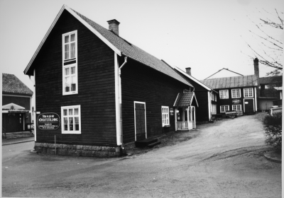 Dokumentationsfotografering av tillverkningsprocessen på Snickargården.
Vårvintern 1988
Tillverkning av fransk pardörr.
Avbildade personer:
Tönnes Andersson
Bernth Ericsson
Lillan Ericsson
Alvar Andersson
Bildmaterialet användes senare till en skärmutställning om Snickargården som visades på Vimmerby Bibliotek