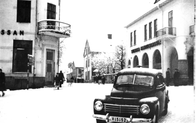 Storgatan Julen 1952.   T.E.
Jordbrukskassan till vänster 
Svenska Handelsbanken till höger