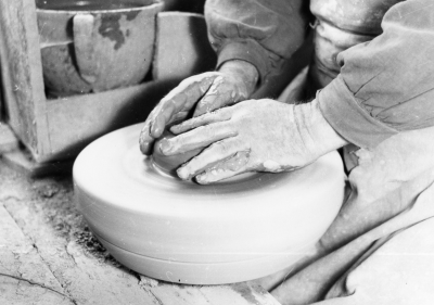 Med leriga händer, krukmakare Forsberg i arbete

Dok.100526/KG