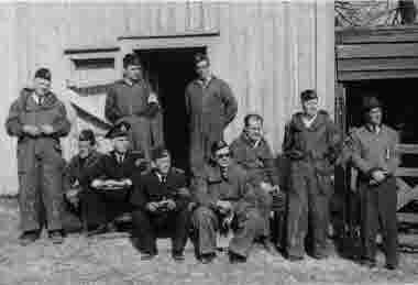 Evy Nicanders dokumentation: Hugo Jansson, Nils Fredriksson, Alvar Karlsson, ?, Arne Johansson,  ?, Nicke Nicander, Valter Svensson, Yngve Karlsson och Einar Molander.
Brandkårstävling/övning vid Vimmerby tidnings område