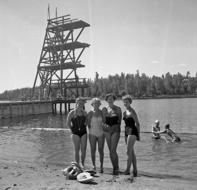 Nossenbadet

Dok.110512/KG

Simskola Nossen 1950-talet Fr. v. 1 Solveig Liljeblad Berntzelius  2 Marianne Isberg - Ivarsson 3 Birgit Sandström - Svensson 4 Siv Dahlgren - Strömbeck     T.E.