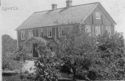 Ageviks Södra Vi. T.E.
Kommer ifrån Tage Agevik i Vennebjörke, Södra Vi. Kortet är taget på gården Grönteboda 8 i byn Grönteboda i  Urshult socken, Kronobergs län där Tage växte upp. 