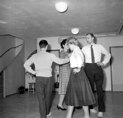 Folkdans
Fr vä:  1 Gunnar Nilsson, 2? 3 Birgitta Nilsson, 4Helge Karlsson,
Uppgift PRO´s bildcirkel

Dok.110526/KG