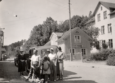 Framför Hornwalls hus i Gamleby
Ingrid Forssell, Gustaf-Adolf med Hans Göran, Sigrid med Jane, Gretel och hennes biträde.
Midsommar -37

Dok.090702/SJ