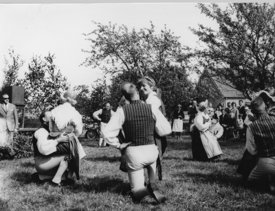 Folkdans och spelmanstämma i Örsåsa, Gullringen. Från vänster 1 Olle "Bamsing" Vimmerby  2 Sivert Georgsson Mariannelund,  3 Inger Georgsson Mariannelund,  4?,  5 Helge Karlsson Vimmerby ordförande i folkdanslaget, Vaktmästare på Ejdern,   6  Anna Greta Österman Lönneberga Militärpsykolog, 7 Aili Karlberg Vimmerby,  8 Ingvar Fabrikör,  9?,  10?          	
