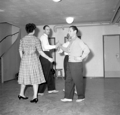 Folkdans
Fr vä: 1?, 2 Helge Karlsson, 3 Birgitta Nilsson, 4 Gunnar Nilsson
Uppgift PRO´s bildcirkel

Dok.110526/KG