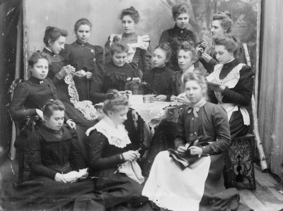 1. Ingeborg Frossberg  Wimmerby,  2. Hanna Winell Wimmerby,  3?,   4.  Alfhild Hedström   ( dotter till rådman Hedström ) Wimmerby,  5. Ottilia Rudell (jobbade i modeaffär) Wimmerby,  6. Ingeborg Forshell (telefonist)  Wimmerby,  7. Fru Herta Schultz, född Sjöholm Wimmerby, 8. Sigrid Vahlberg Wimmerby,   9 Anna Rydberg Wimmerby,  10. Hedvig Forshell Wimmerby, 11. Emy Vinell  (jobbade i garnaffär) Wimmerby, 12. Ada Rudell ( jobbade i modeaffä)r Wimmerby, 13 Ingrid Forshell.  