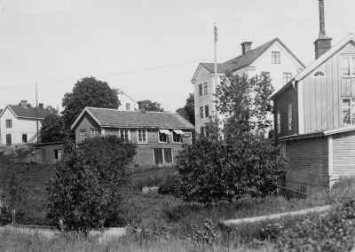 Stora huset är Norrtullsgatan 5 med bl a Mattis Brandts strumpaffär / garnaffär samt Einar Karlssons skomakeri sett från Rönnbärsgatan, i bakgrunden Betel-kapellet 1950-talet. Fastigheten som inrymde Park Hotell är ännu inte byggd. T.E.
Kommentar - Fastigheten som inrymde Park Hotell byggdes eventuellt tidigare.