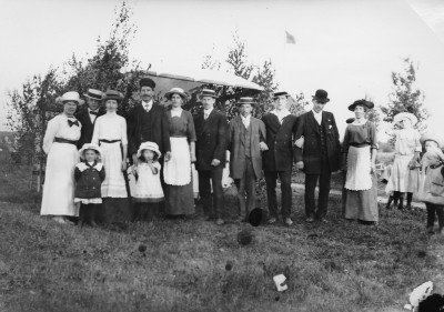 1. Emy Lövkvist (hos Zilia)  2. Knut Kastman, affärsbiträde  3. Ella Olsson, gift med Axel Olsson  4. Axel Olsson, taxichaufför  5. Signe Tunberg, fru  6. Albert Tunberg, slaktare och chakuterist  7. Arvid Hallberg, snickare  8. Theodor Gustafsson, snickare, fiolbyggare död 1966  9. Werner Larsson, bankvaktmästare på Svenska Handelsbanken  10. Tova Eklund - Ekström  15. Svea Olsson, (gift med Thore Lundgren).       