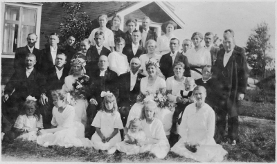 Tage Gustavssons dokumentation:  

Dubbelbröllop 31aug 1919, Lövhyddan.
1. Nils Oskar Hägg 2. Eskil Johansson brudgum 3. Elin Johansson f. Hägg brud 4. Höglander präst 5.Johan Wickenberg brudgum 6. Anna Wickenberg f. Hägg brud 7. Linnea Rockström f.Hägg 8.Gillis Rockström 9.Matilda Hägg f. Revelj 10. Hjalmar Hultgren 14. Einar Hägg 16. Wredberg 17 Alice Wettermark 18. Arvid Hallberg.