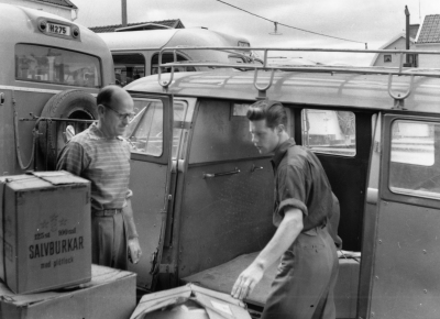 Busstationen vid Stångågatan lastning av gods
Sven Nilsson föreståndare Bussen
Leif Andersson t.h.

Dok. Leif Andersson 2010-06-05

