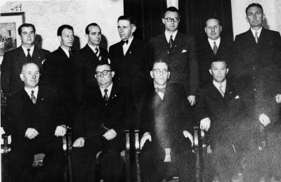 Stående från vänster 1. Lennart Wenström, elektriker  2. Sallander, källarmästare  3 Bengt Kennemo, byggmästare  4 Nils Boman, blomsterhandlare  5 Looh, disponent  6 Carl Carlsson, köpman  7 Karl Beijer, direktör A.B. Beijers Motorfabrik.  Sittande från vänster, 8 Edvin Gabrielsson, skogvaktare  9 Bälter - Olsson, köpman  10 Einar Brantemo, folkskollärare  11 Erik Hallberg, disponent Vimmerby Träförädling     Troligen Rotary!   