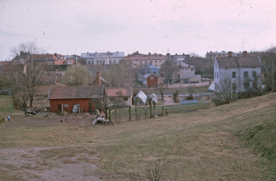 Vy av Vimmerby (det mesta nu rivet) gamla polisstation gamla brandstation handelsträdgård  

090427/KG