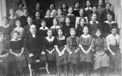 1 Beda Lindgren 2 Berta Grönbäck 3 Frida Kalsson Krönsnäs 4 Edit Lang 5 Greta Johansson 6 Karin Åberg 7 Hedvik Karlsson Korka 8 Agnes Nilsson. ( Samuelsson ) 9 Anne Johansson Storebro 10 Gerda Nyström 11 Signe Sjöberg 12 Berta Palm Sjuksköterska 13 Nanna Malmberg ( Grönqvist ) 14 Olivia Österberg ( gift Gräns ) 15 Judit Johansson, dotter till Spannmålshandlare A. Johansson 16 Agnes Strid 17 Edit Andersson Dagsbo 18 Efty Vesterberg Åkebo 19 Alva Claisan Älåkra 20 Agnes Hellman 21 Elna Ekström. Vimmerby 22 Ellen Ekebäck Vimmerby 23 Evelin Andersson. Stjärnsberg 24 Gunhild Erikson Åbro 25 Anni Nilsson 26 Hildur Nystrand 27 Gunhild  Åbro 28 E.A. Nyberg 29 Elna Dahlin 30 Maja Hultman 31Greta Strand 32 Lilly Larsson. ( Pappan möbelhandlare ) 33  34 Alice Lindgren      T.E.