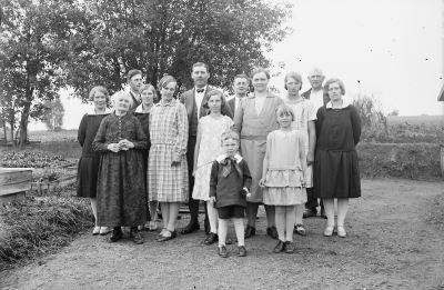 Hällebacka handelsträdgård

Många av bilderna i mappen Hällebacka kan lika gärna vara tagna kring Lidhem Locknevi.Trädgårdsmästare Johan Edvard Johansson flyttade till Hällebacka 1928 och byggde antagligen upp huset och handelsträdgården för Hällebacka omnämns inte i församlingsboken innan de flyttar dit. Johansson var trädgårdsmästare på Lidhem innan de flyttade till Vimmerby, därför är många bilder tagna där. Johan Edvard var gift med Alma Persdotter och det är deras fyra barn som förekommer på många bilder i den här mappen, Alma, Elsa, Nils och Erik Johansson. 

