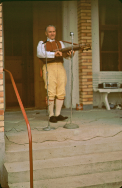 Södra Vi Spelman med nyckelharpa

090401/KG