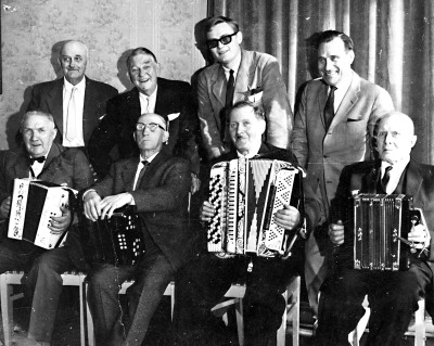 Främre raden 1. Axel Karl, Mjöhult.  Stående från vänster. 1. Erik Kask, åkare  2 . Artur Rolén 4. Bertil Boo, sångare.       