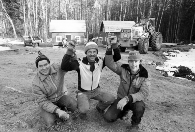 Sagobyn börjar byggas. Pelle Jalminger, Rein Soowik, Tommy Isacsson