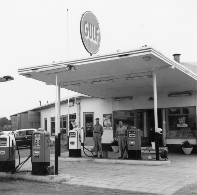 Gulfmacken Västra Tullen 
Från vänster: ? . Gustaf Andersson föreståndare 