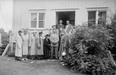 Samling på Borgmästaregården: 1 Sigrid Gröndahl, 2 Märta Karlberg, 3 Tekla Karlsson  i Knabbarp, gift med nummer 8, 4 Elin Gröndahl, 5 Gertrud Fröberg, 6 Erik Wahlberg, 7 Ingeborg Karlberg, 8 ?, 9 Olle Lizell, 10 Sigrid Wahlberg, 11 ?, 12 ? Karlberg, 13 Ingrid Forsell, 14 Olga Wahlberg gift med Erik Wahlberg. 