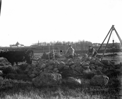 Från Näsområdet stenröjning Från vänster 1. Ernst Åberg Storebro, svarvare flyttade år 1923 till Kisa, 2. Uno Pettersson Storebro skötte i många år kyrkogården i Vimmerby, 3. Axel Liljeblad Storebro filare, tog 1933 anställning hos Beijers i Vimmerby Det var arbetslöshet på Storebro Bruk 1922 men Samuel August Eriksson som arrenderade prästgården Näs i Vimmerby ville ha åkrarna stenröjda. 