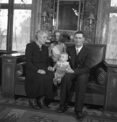 Elon Waern med familj 
- Ludvigsborg -

Dok.111103/KG