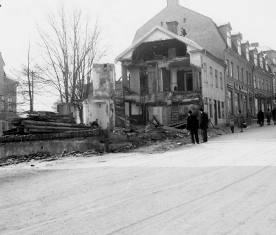 Erik Karlberg bygger 1951-1952 vid Storgatan och andra sidan, vid Stångågatan.   T.E.