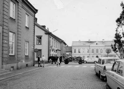 1okt 1969. Hilmer Claesson kör över torget, sista gången med häst (till spritbolaget).  T.E. (Hilmer Classon) verksam till oktober 1969