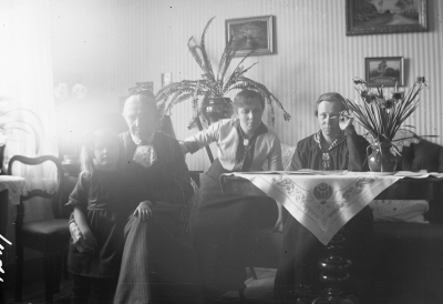 Från vänster: 1.Elsa Blomberg ( född Hallberg, fosterbarn hos Beda Forsell ) 2. Beda Forsell 3. Ingeborg Forsell ( bodde tillsammans med sin mor Ingrid Forsell på Storgatan 5 ) 4. Erika Forsell ( bodde i Hultsfred ) 
Troligen år 1918