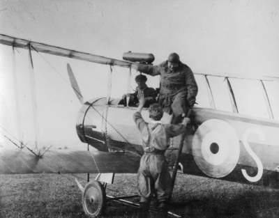 Kapten Saunders passagerareflygning vid Storholmen. Ur planet stiger Järnhandlare John Sjöholm, Vimmerby. Har berättats att han beställde avancerad flygning med resultat att han fick resa direkt till badhuset.  