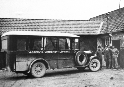 Västervik- Vimmerby - Löfstad. Reo Buss, Kortet taget omkr. 1932-34    1. Ivar Johansson Vimmerby 2. Chaufför  4. Einar Magnusson Hallingeberg - V-by - Mariannelund 5. Helge Andersson Vimmerby - Vetlanda    