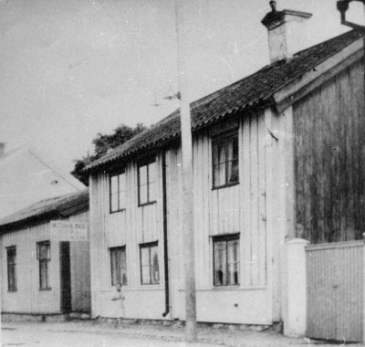 Dahlins hus (samt Kasks) vid Storgatan.   Plåtslageri på gården. T.E.