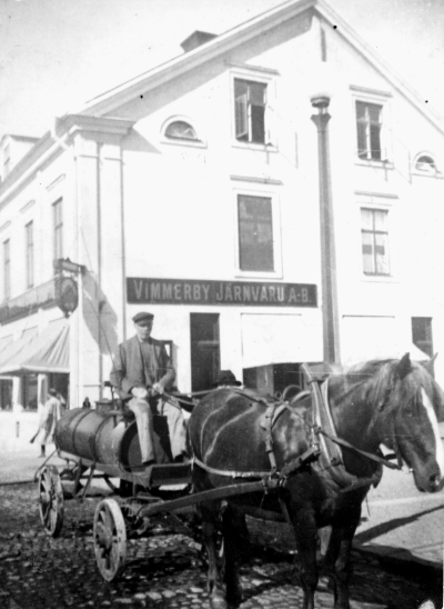 Samuelsson Axel Hörberg vattnar gatorna.  