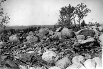 Forngravarne 
Hällkistans östra sida efter friläggning, sedd från öster.
Den 10/6 1931