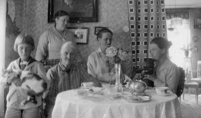 Från vänster  3. Lärarinnan Hulda Strömmert  4. Fröken Svanberg, lärarinna. 