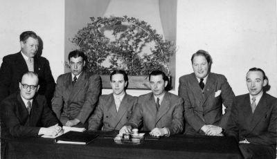 Vimmerby Idrottsförenings styrelse.  Från vänster Tage Björck, Helge Ringholm, Gustaf Lindgren, /suppl./ K.G. Jönsson, Nils Andersson, Nils Stenberg och Olle Pettersson. När bilden togs var styrelseledamoten Bille Leijon icke närvarande.     