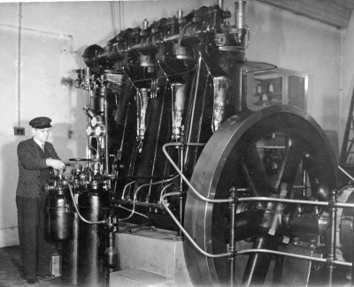 Maskinist Harry Elg startar dieselmotorn till reservkraftverket.  