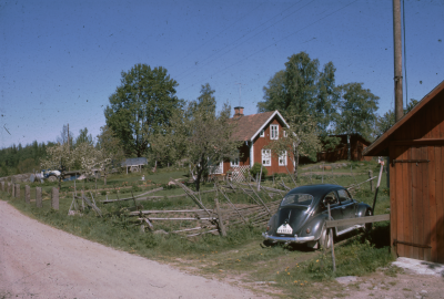 Hus uthus trädgård  

090518/KG