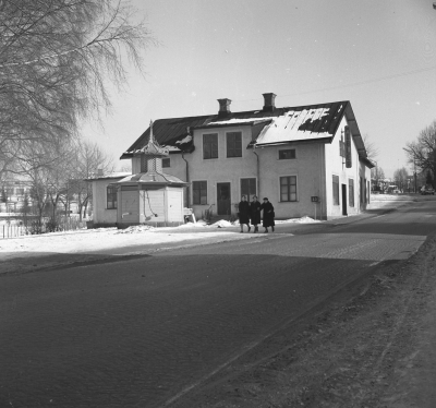 Storgatan Gamla varmbadhuset, epidemisjukhuset, senare snickeri och möbelaffär
-Källängen -

Dok.110414/KG