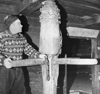 Ösjöfors pappersbruk, Sven Söderholm vid pressen. 