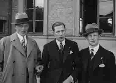 Från  vänster  1. Einar Lindblom, trädgårdsmästare,  2. Arne Skölborg, bilförsäljare, 3. Johansson brevbärare, gift med Axel Fasts dotter.       