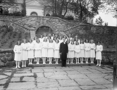 Bland konfirmanderna finns: Linnea Johansson - Pettersson, Ulla Söderberg - Svensson, Ulla Lindgren, Ingrid Kask, Maj Britt Gustavsson Wiik, Aby, Gun Andersson, Gun Johansson - Nilsson, Inga Liljeblad, Gunvor Nilsson, Gungärde, Ruth Andersson , Stjärnevik, Ingegerd Nilsson, Kejsarkullen, Gunvor Andersson, Britt Thörne, Betty Thörne, Karin Alvin, Rut Alvin, Gun Friberg, Gun - Britt Ahlstrand - Hellström, Birgit Malmström, Sonja Lönngren - Bälter, Eivor Johansson, Hjördis Elg 
Komminister Eskil Fall Trollenäs Vimmerby