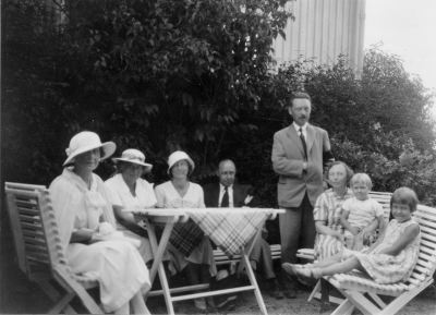 Ester Karlberg, ?, Aina Ängqvist, Gustaf-Adolf Wahlberg, Erik Wahlberg, Sigrid Wahlberg, Hans Göran, Jane

Wimmerby augusti 1935

Dok.090703/SJ