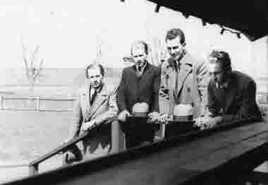 Från vänsster,  .1 Charlie Ericsson, konstnär, 2. Sven Ericsson, snickare 3  4. Enold Ekberg, journalist. 
Charlie och Sven var bröder.   