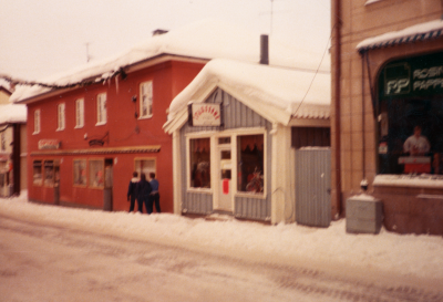 Ivarssons Cykelaffär,Runas Hårvård, Rosins Pappershandel. Storgatan